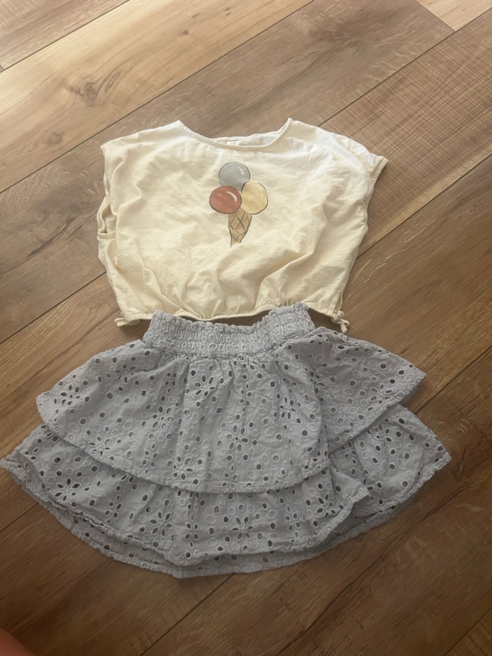 Cream Ice Cream Graphic Tie-Shoulder Top with Light Gray Eyelet Skirt Set - Kids